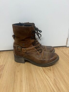 Taos Footwear Brown Lace-Up Leather Ankle Boots